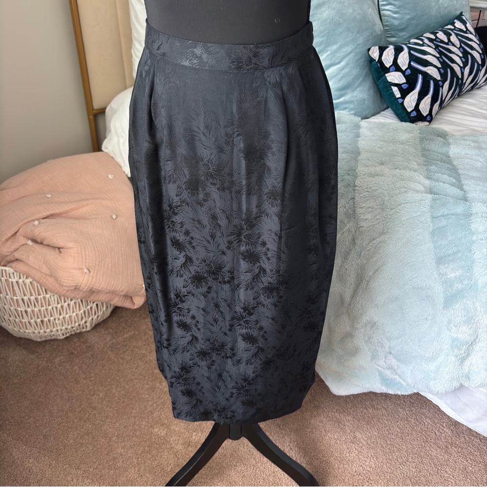 Chic Black Patterned Midi Skirt - image 1